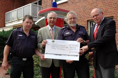 Spendenübergabe an der Kreisfeuerwehrzentrale: Lorenz Groth (v. l.), Wilfried Kniffka, Bernd Affeldt und Christian Kähler. Foto: Bunk