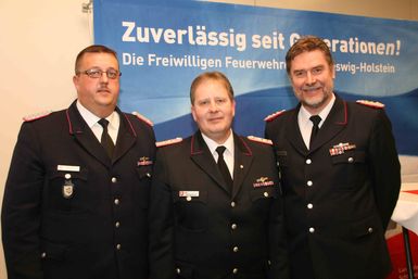 v.l.n.r: Hauke Ohland(Ehemaliger Landesjugendfeuerwehrwart), Dirk Tschechne(neuer Landesjugendfeuerwehrwart) und Detlef Radtke(Landesbrandmeister)