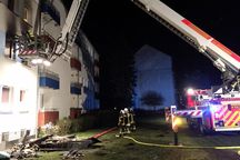 Rettung über den Teleskopmast an der Gebäuderückseite. Fotos: S. Kimstädt (KFV Pinnebrg)