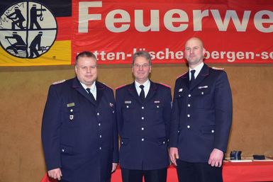 Der neue stellvertretende Kreiswehrführer Stefan Mohr (von links), Kreiswehrführer Frank Homrich und der neu gewählte Beisitzer Marco Lienau.