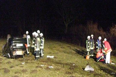 Der Mercedes blieb auf dem Kopf liegen. Foto: Kudenholdt/FF Schenefeld