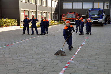 Die Jugendfeuerwehr Uetersen gab ihr Bestes, beim Spiel mit den Feuerpatschen.