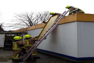 In Pinneberg sichern Feuerkräfte an einer Tankstelle lose Teile einer Blechverkleidung. Foto: FF Pinneberg