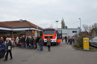 Bild: 3 Großer Andrang herrschte bei EDEKA Jensen in Wedel, dort präsentierte die Jugendfeuerwehr gemeinsam mit der Einsatzabteilung das TLF 4000 und machte Werbung für die Feuerwehrmettwurst.