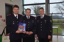 Kreisbrandmeister Frank Homrich (r.) und der Leiter des Löschzuges Gefahrgut, Markus Ketelsen (m.), zeichneten Detlef Werner vom Tornescher Labor Hans G. Werner als Partner der Feuerwehr aus. Außerdem beförderter er zahlreiche Kameraden.