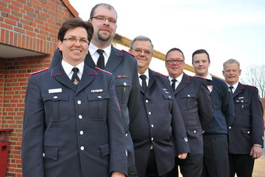 Gerlinde Langeloh (v.l.) und Jan Sudeck wurden wiedergewählt, Alfred Pagelkopf, Volker Tank und Bennet Roschinski sind neu gewählt im Kreisjugendfeuerwehrausschuss um Kreisjugendfeuerwehrwart Ernst-Niko Koberg (ganz hinten).