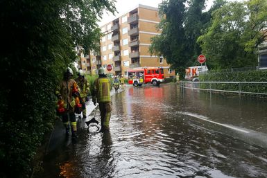 Viele Straßen - wie hier die Straße "Am Freibad" in Quickborn, waren schnell mit Wasser gefüllt. Die Feuerwehren öffneten die Regensiele.