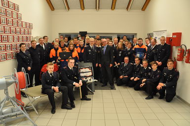 Abordnungen der bezuschussten Jugendfeuerwehren mit Ernst-Niko Koberg (i.d. Mitte l.) und Ralf Uthe (i.d. Mitte r.)