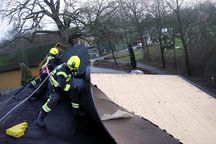 In Prisdorf klappen Helfer die Dachpappe auf dem Dach eines Senioren- und Pflegeheims zurück. Foto: FF Prisdorf