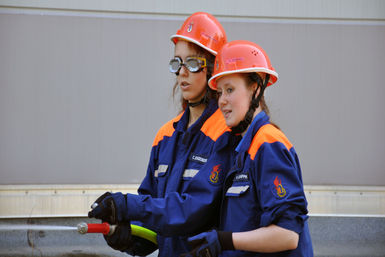 Zwei Kameradinnen der Jugendfeuerwehr Hasloh beim Spiel "blinder Löschangriff"