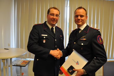 Thorsten Malchow (r.) wurde von Rüdiger König mit der bronzenen Leistungsspange geehrt.